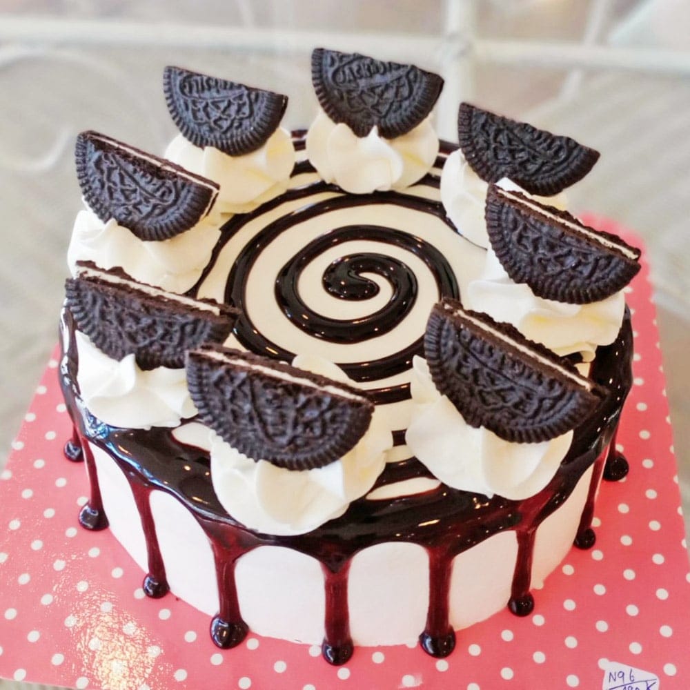 cookies and chocolate sauce vanilla cake